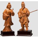 Geschnitztes Figurenpaar, China, 19. Jhdt. Gute Schnitzarbeit in hellem Holz, Darstellung eines