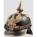 Helm M 1871 für Unteroffiziere Schwarz laclierte Lederglocke mit golden Beschlägen, kantiger