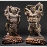 Ein Paar Statuen von Himmelskönigen, China, 18. Jhdt. Dreiviertel-plastisch gearbeitete Figuren