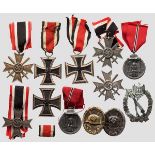Kleine Ordenssammlung Zwölf Auszeichnungen: ein EK 1 und zwei EK 2, ISA in Silber, ein KVK 1. Klasse