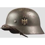 Stahlhelm M 35 mit beiden Abzeichen Originale Glattlackierung zu 80 % und beide Abzeichen zu 95 %