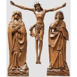 Kreuzigungsgruppe, Schwaben um 1520 Dreiteilige Gruppe aus Figuren im Halbrelief aus ungefasstem