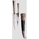 Silbermontiertes Doppelmesser, Indien, 19./20. Jhdt. Unterschiedlich große Messer mit eisernen