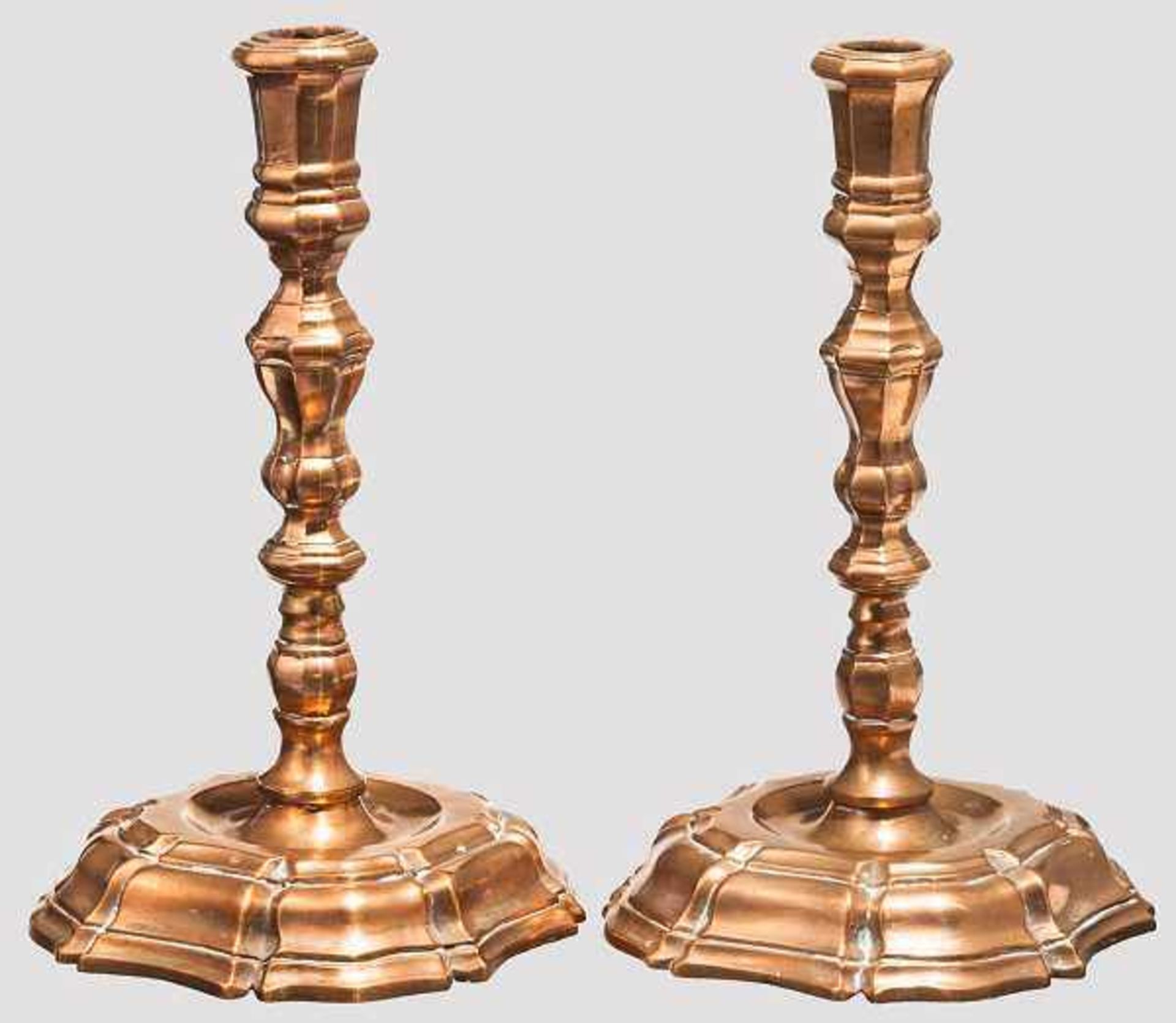 Ein Paar barocke Kerzenleuchter, norddeutsch um 1730 Mehrteilig gearbeitete Bronzeleuchter mit