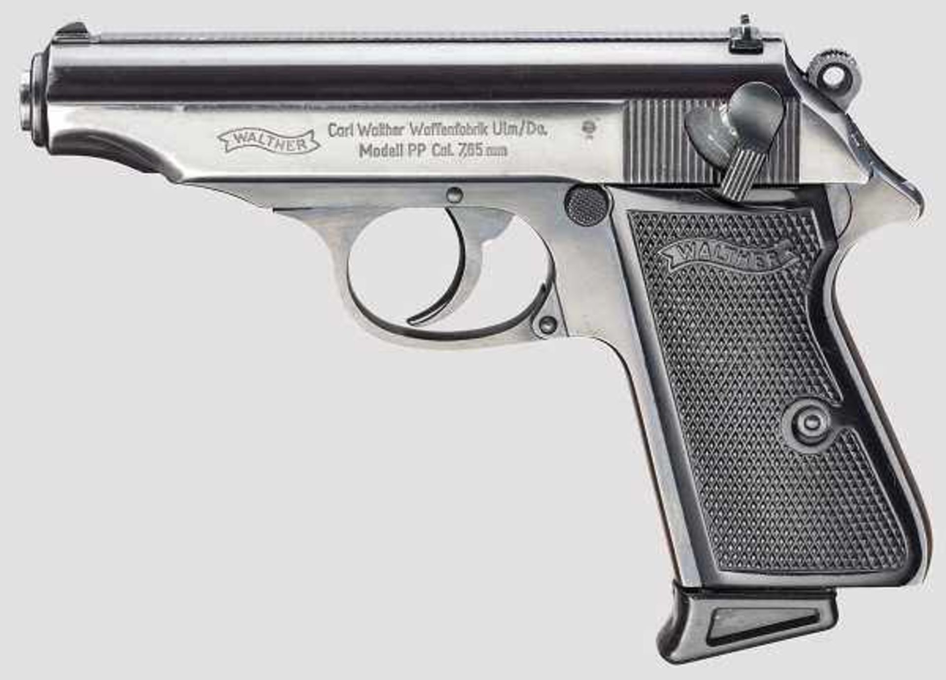 Walther PP, Ulm, mit Tasche Kal. 7,65 mm, Nr. 361526. Nummerngleich. Blanker Lauf. Achtschüssig. Dt.