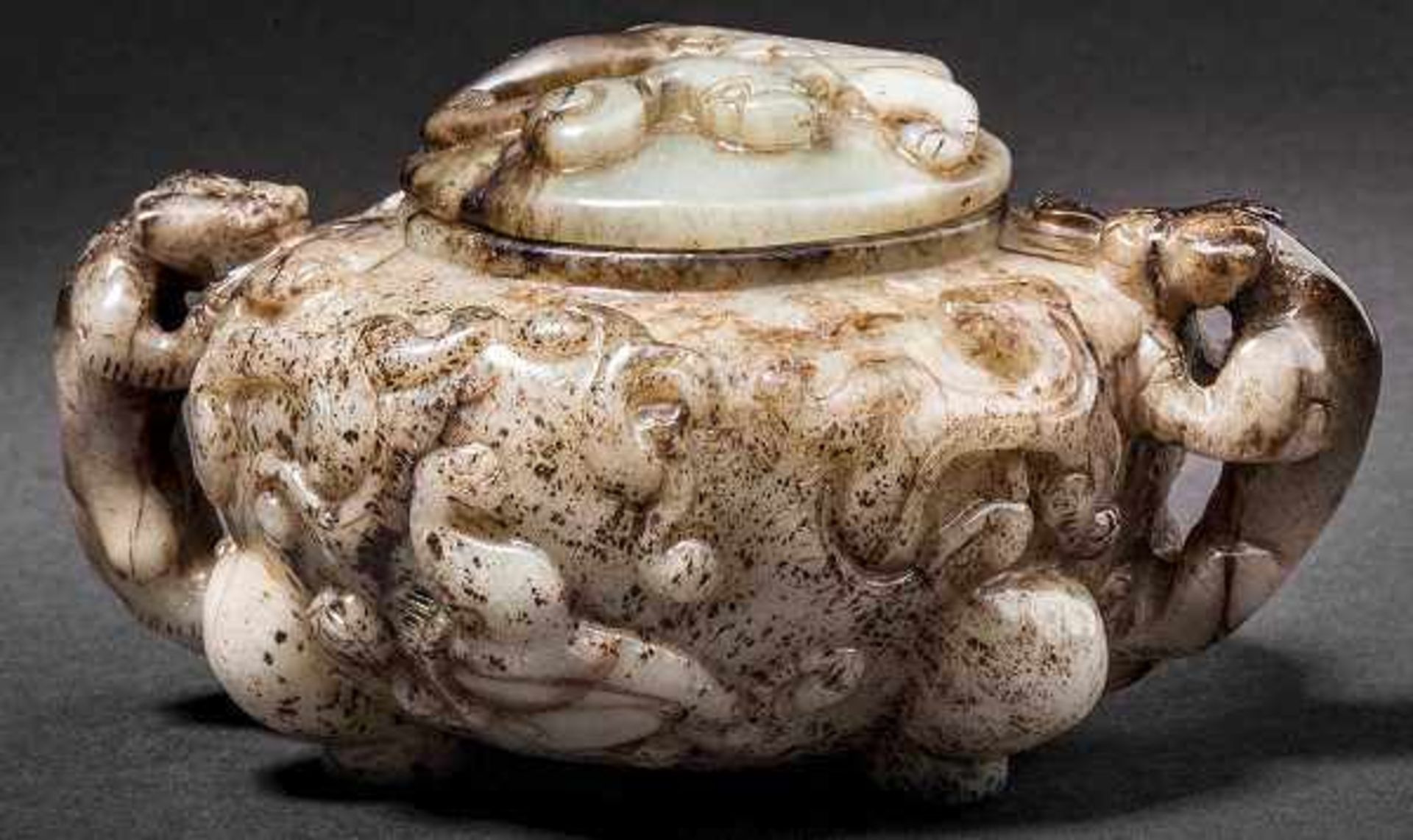 A Tripod Jade Vessel ‘Gui’ with Twin Handles, Han Dynasty 漢代三足雙螭耳玉簋 Gui is a typical vessel in