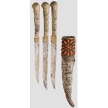 Dreiteiliges, mit Korallen besetztes Messerset, osmanisch, 19. Jhdt. Jeweils schmale Rückenklinge