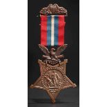 Medal of Honor to Corporal Charles Gardner 1868 In Bronze geprägter, auf der Spitze stehender,