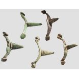 Fünf spätkeltische Bronzesporen, 1. Jhdt. v. Chr. Fünf kleine, bronzene Sporen mit massiven