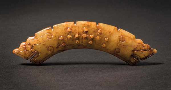 A Jade Huang in ‘Double Dragon Heads’ Motif, Warring States Period 戰國雙龍首勾連紋玉璜 Width 13.5 cm,