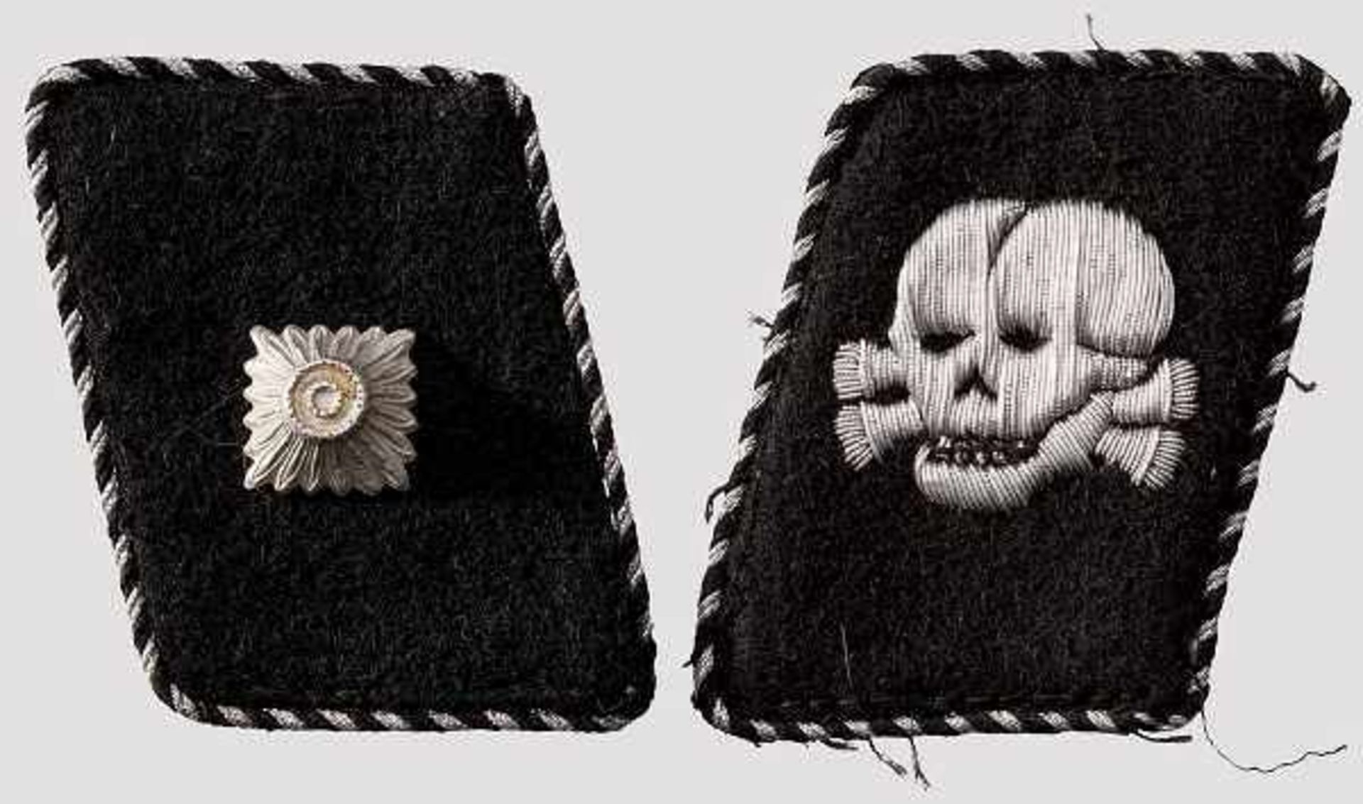 Ein Paar Kragenspiegel für Unterscharführer der Standarte "Totenkopf" bis 1940 Schwarz mit schwarz-