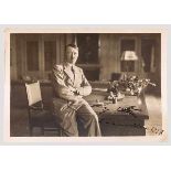Adolf Hitler - eigenhändig signierte Fotopostkarte, datiert 1937 Hoffmann-Fotopostkarte "Der