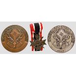 Zwei Medaillen Deutsche Jägerschaft und ein KVK 2 mit Schwertern Buntmetall, versilbert,