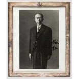 Kaiser Hirohito (1901 - 1989) - signiertes Widmungsfoto in Geschenk-Silberrahmen um 1950/60 Studio-