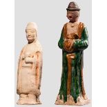 Zwei Terrakotta-Figuren, China, Han-/Ming-Dynastie Hohl gearbeitete Figur aus heller Keramik mit