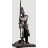 Französischer Grenadier im Russlandfeldzug, Bronze, Frankreich um 1880 Patinierte Bronze mit fein