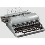 Schreibmaschine der Waffen-SS Olympia, Seriennummer "505934", feldgrauer Anstrich, über Nummerntaste