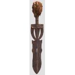 Prunkmesser der Ngombe, Kongo Breite, zweischneidige Klinge mit beidseitigem Kerbdekor, leichtem