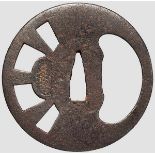 Tsuba, Japan um 1650 Eiserne Marugata Ito-Sukashi Tsuba. Auf glatter Platte mit Amida Yasurime