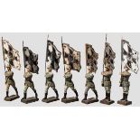 Sieben Lineol WH-Fahnenträger im Marsch und stillgestanden Sieben Heeresfiguren, Lineol, 7 cm-Serie,