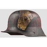 Stahlhelm M 1916 mit Mimikry-Tarnanstrich Der Helm in grüngrauer Grundlackierung, mit dreifarbigem