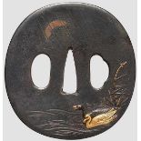 Tsuba, Japan um 1860 Eiserne Marugata Tsuba im Uchikoshi-Stil, auf glatter Platte Darstellung