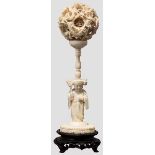 Magic Ball, China um 1900 Aufwändig geschnitzte Kugel aus Elfenbein mit Dekor aus Wolkendrachen.