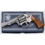 Smith & Wesson Mod. 63, "1977 .22/32 Kit Gun Stainless", im Karton Kal. .22 l.r., Nr. M146802.