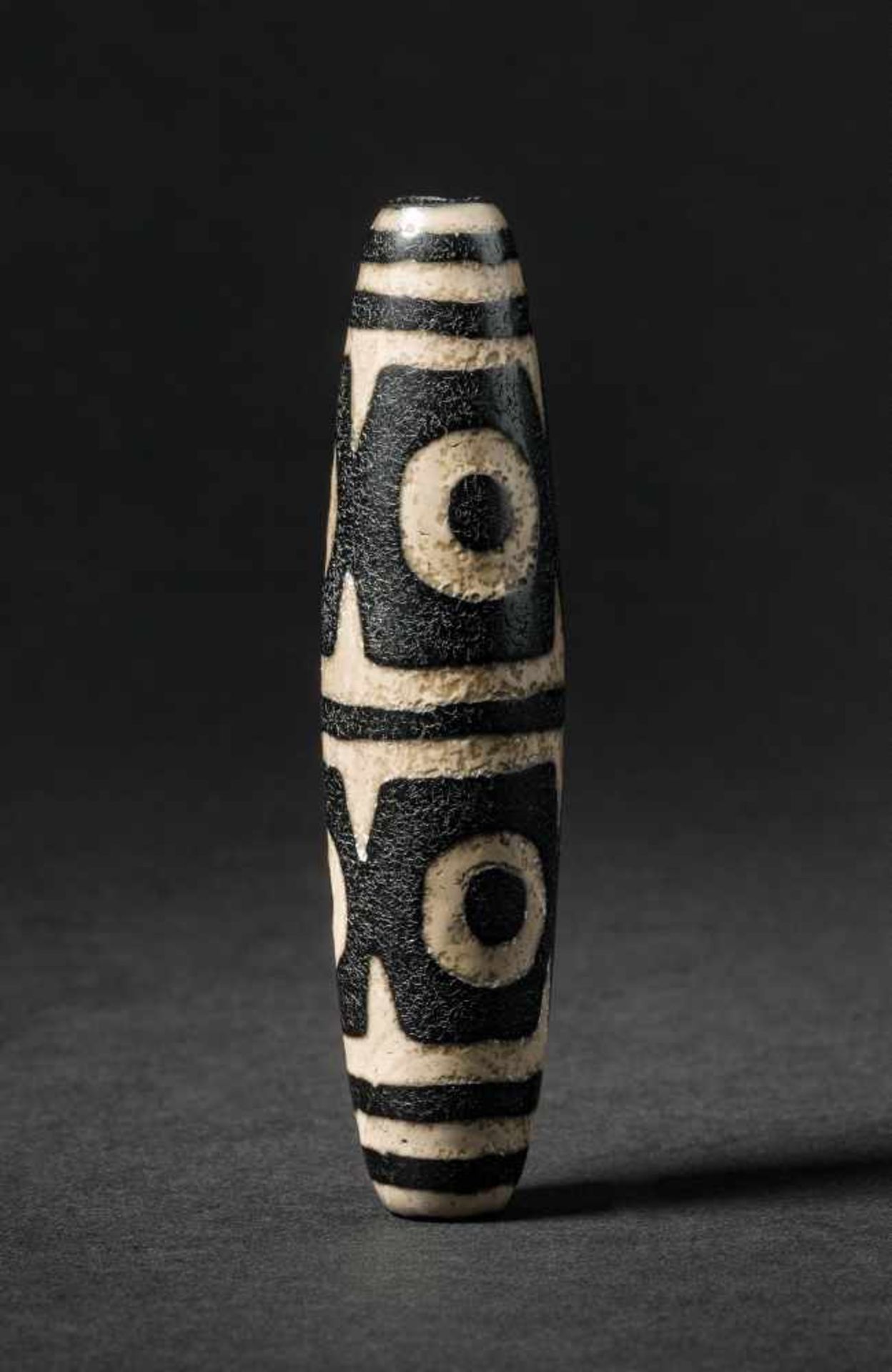 A Six-eyed Dzi Bead 虎牙六眼天珠 Width 2.1 cm, height 8.9 cm. 寬 2.1 cm, 高 8.9 cm. Zustand: I - A Six-