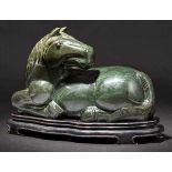 Großes Jade-Pferd, China, 19. Jhdt. Einteilig gearbeitete Skulptur aus spinatgrüner Jade.