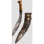 Silber- und goldmontiertes Kukri, Nepal, 19. Jhdt. Typisch gekrümmte (etwas patinierte) Rückenklinge