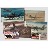 Vier Ölgemälde sowjetischer Flugzeuge, eine Bronzeplakette und vier Bücher Die Gemälde auf