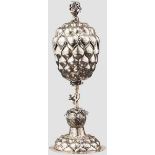 Großer Ananaspokal, deutsch, wohl Hanau um 1860 Silber, teilvergoldet. Standfuß mit getriebenem