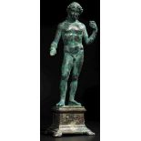 Bronzestatuette des Apoll, römisch, 2. Jhdt. Nackte, im Kontrapost stehende Gottheit auf