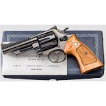 Smith & Wesson Mod. 29-2, "The .44 Magnum", im Karton, mit Holster Kal. .44 Mag., Nr. N625560.