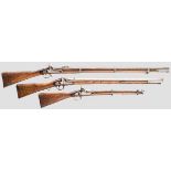 Drei Perkussionsgewehre, englisch mit teilweise kolonialer Fertigung, 19. Jhdt. Glatte Rundläufe