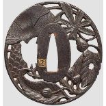 Tsuba, Japan, 18. Jhdt. Eiserne Marugata Sukashi Tsuba im Sunagawa-Stil. Feiner Dekor aus