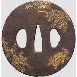 Tsuba, Japan um 1800 Eiserne Marugata Tsuba im Sendai-Stil, auf glatter Platte ein Shishi und