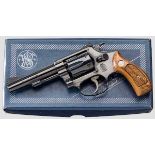 Smith & Wesson Mod. 34, "The Model of 1953 .22/32 Kit Gun", im Karton Kal. .22 l.r., Nr. M43402.