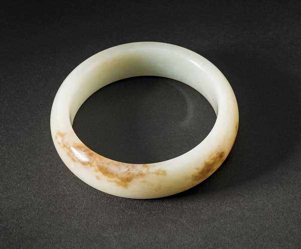 A Fine Jade Bangle, Qing Dynasty 清代玉手鐲 （直口) External diameter 7.6 cm, inner diameter 5.8 cm. 外徑 7.