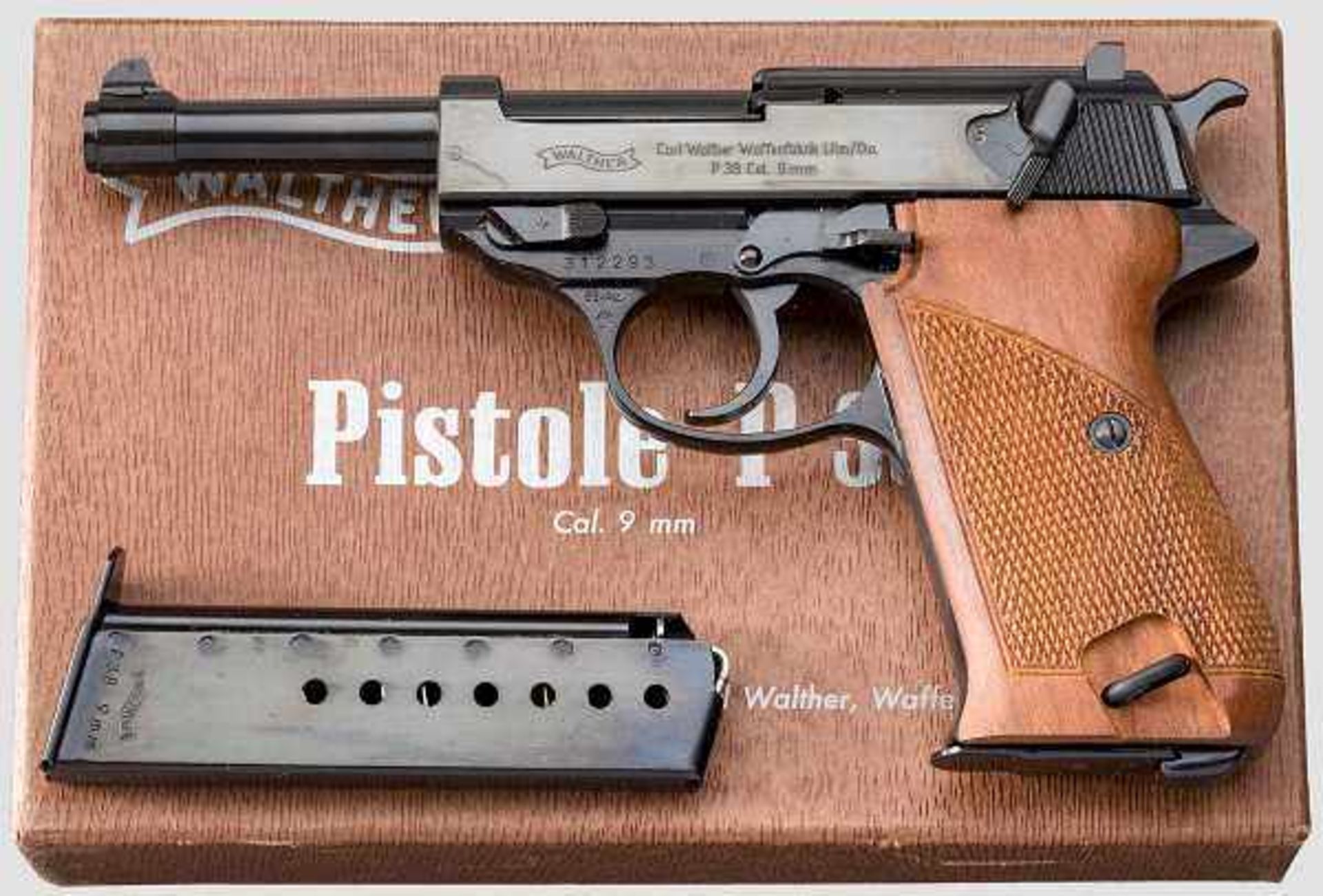 Walther P 38, im Karton Kal. 9 mm Luger, Nr. 312293. Blanker Lauf, Länge 125 mm. Achtschüssig. Dt.