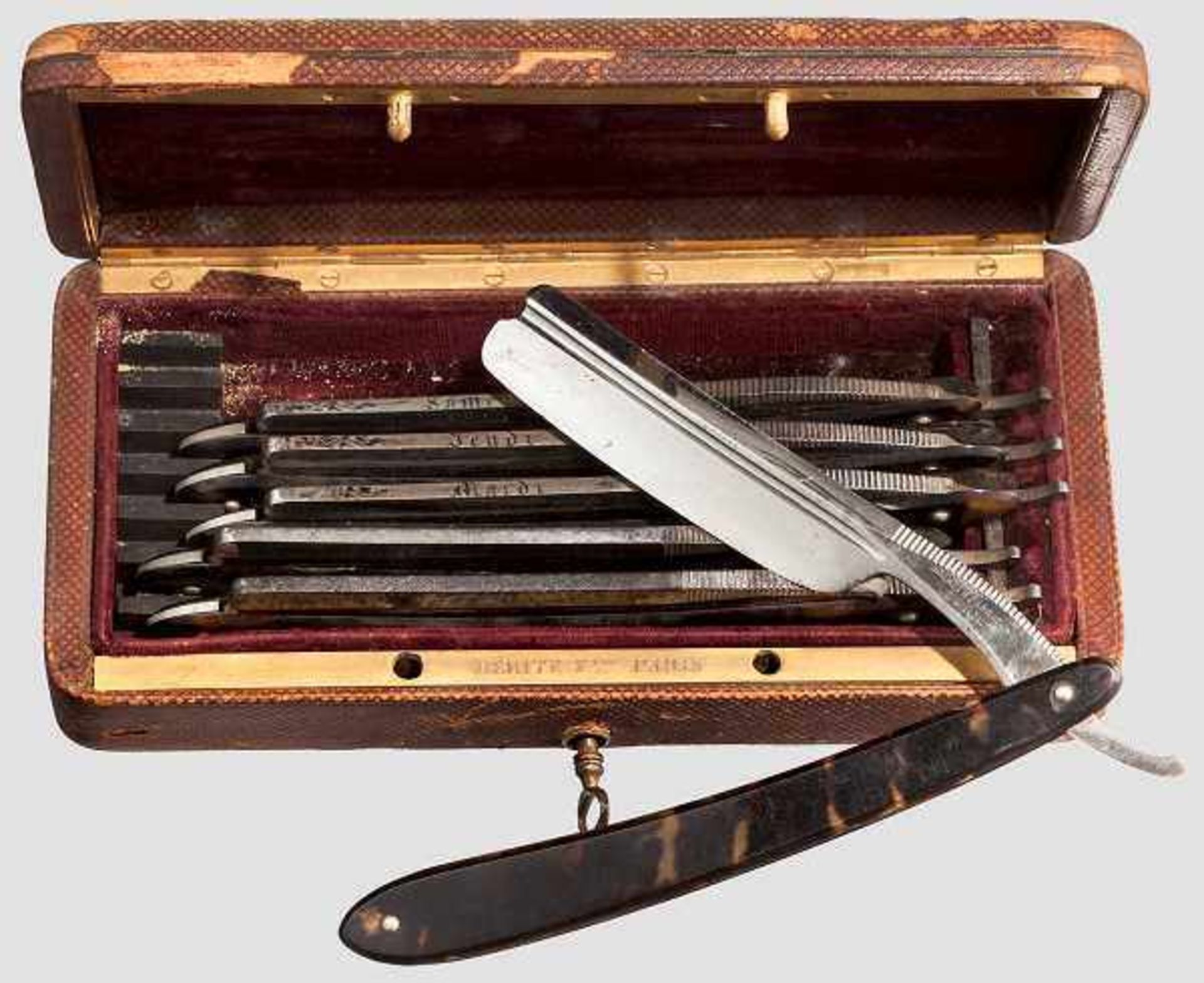 Rasiermesser-Set für eine Woche, Paris um 1900 Insgesamt sechs Rasiermesser (eines fehlt), die