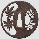 Tsuba, Japan um 1800 Eiserne Marugata Ito-Sukashi Tsuba. In negativem und positivem Sukashi Dekor