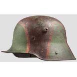 Stahlhelm M 1916 mit Mimikry-Tarnanstrich Außenseitig zweifarbiger Camouflage-Anstrich in Grün und