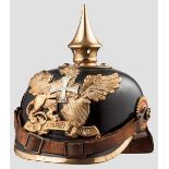 Helm für Mannschaften der Infanterie Kammerstück. Schwarz lackierter Lederkorpus, etwas