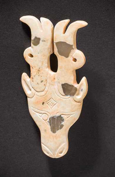 A Carved Jade ‘Deer Head’ Pendant, Late Shang Dynasty 商晚期玉雕鹿首佩 Width 4.6 cm, height 9.2 cm. 寬 4.6