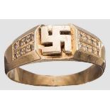 Goldener Ring mit Hakenkreuz und Brillanten Hakenkreuz separat aufgesetzt, eingesetzt 16 Brillanten.