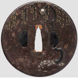 Tsuba, Japan um 1800 Eiserne Marugata Tsuba im Choshu-Stil. Auf glatter Platte, Takabori Darstellung