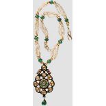 Kette mit Perlen und Smaragden, Indien, 20. Jhdt. Durchbrochen geschnittener Anhänger aus