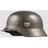 Stahlhelm M 35 mit beiden Emblemen Nochmals feldgrau übermalte Glocke mit separat eingesetzten